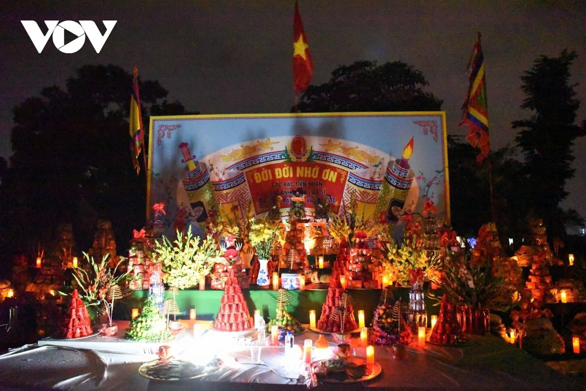 Beyond being a marketplace, going to the market is also an occasion for people to honour their ancestors and pray for a peaceful and prosperous new year - one of the most unique cultural practices to enrich the heritage of the Kinh Bac region.