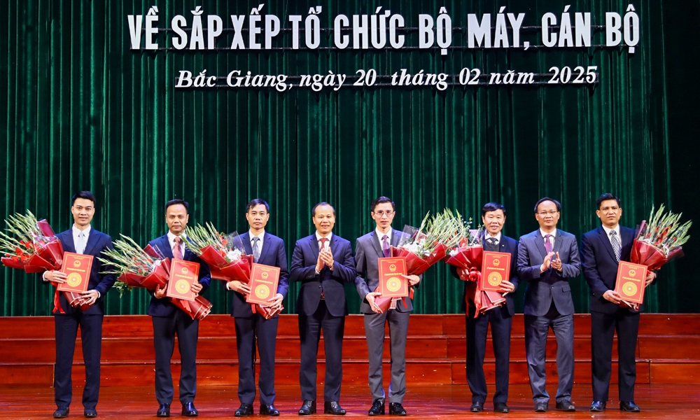 Lãnh đạo UBND tỉnh Bắc Giang trao quyết định, tặng hoa chúc mừng lãnh đạo Sở Xây dựng