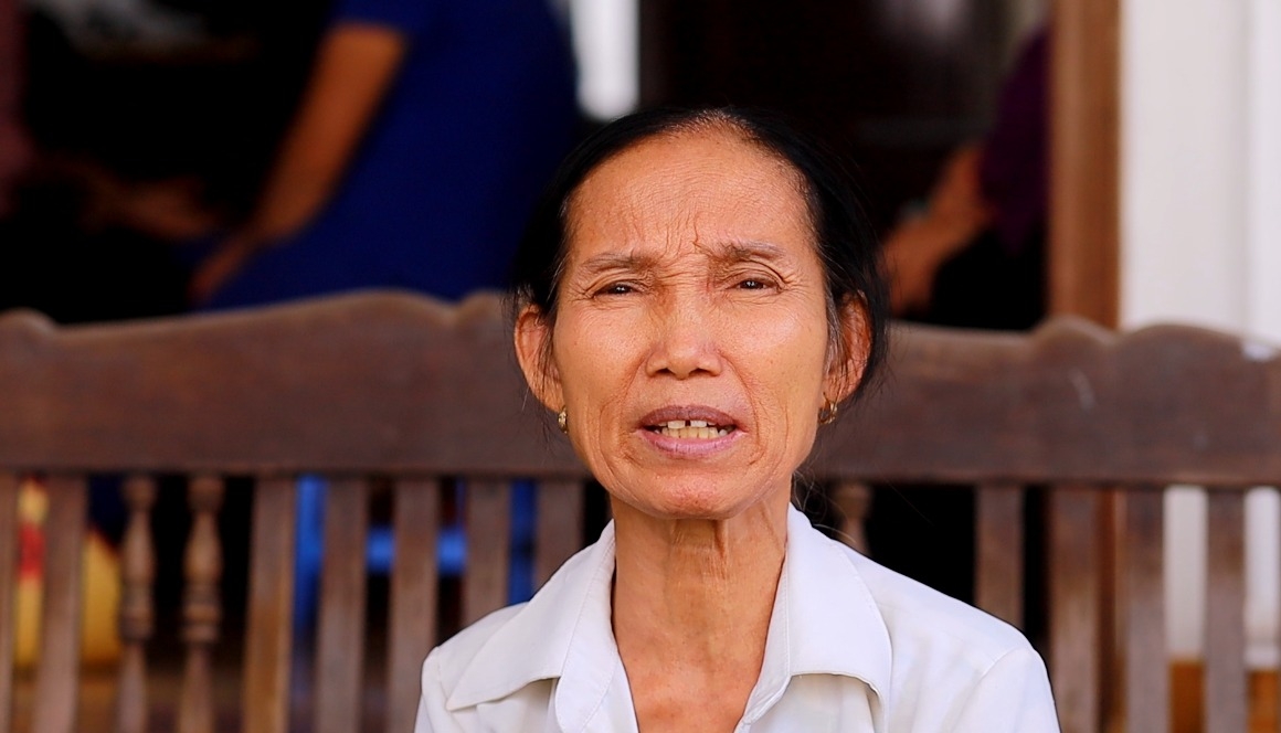 Bà Nguyễn Văn Hương sửng sốt và chua chát, khi bản sao hợp đồng chuyển nhượng mà UBND xã Vạn Phúc cung cấp ghi sai lệch thông tin gồm chủ hộ là chồng bà và … vợ người hàng xóm