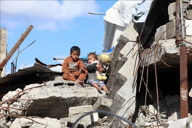 Các em nhỏ tại trại tị nạn Jabalia, Dải Gaza, ngày 14/2/2025. Ảnh: THX/TTXVN