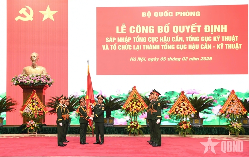 Bộ trưởng Phan Văn Giang trao Quân kỳ Quyết thắng tặng Tổng cục Hậu cần - Kỹ thuật.