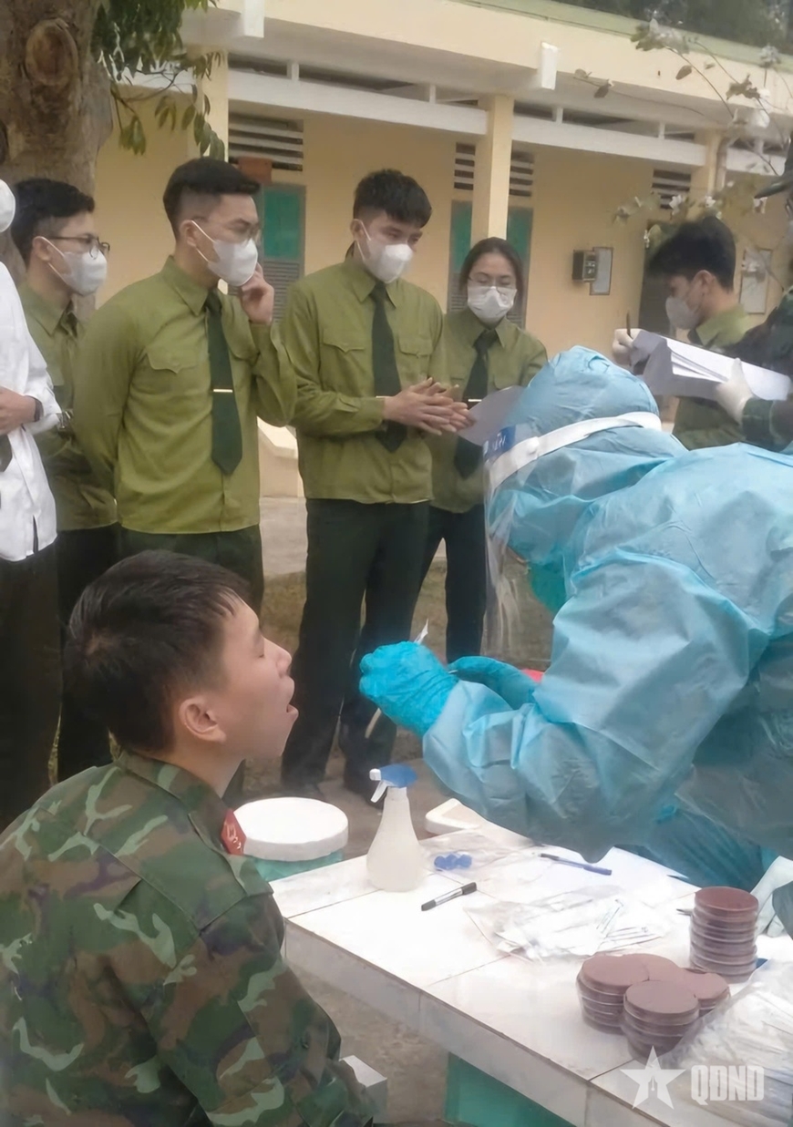 Lấy mẫu xét nghiệm đối với các quân nhân tiếp xúc gần bệnh nhân Nguyễn Văn Nghiệp và triển khai phòng, chống dịch bệnh tại Sư đoàn 3 - Ảnh: Báo Quân đội Nhân dân