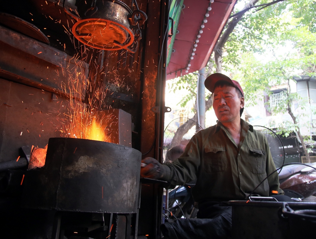 Người “giữ hồn lửa” duy nhất cho phố Lò Rèn (Ảnh: Sức khỏe và Đời sống)