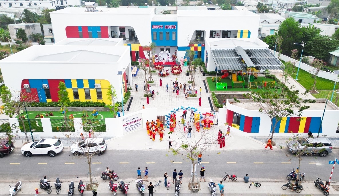Toàn cảnh trường Mầm non Happy House tọa lạc tại đường N2, khu đô thị Richland Residence, trung tâm thành phố Bến Cát.
