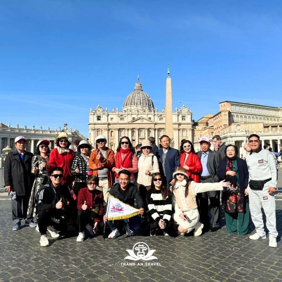Đoàn khách đi tour châu Âu của Tràng An Travel