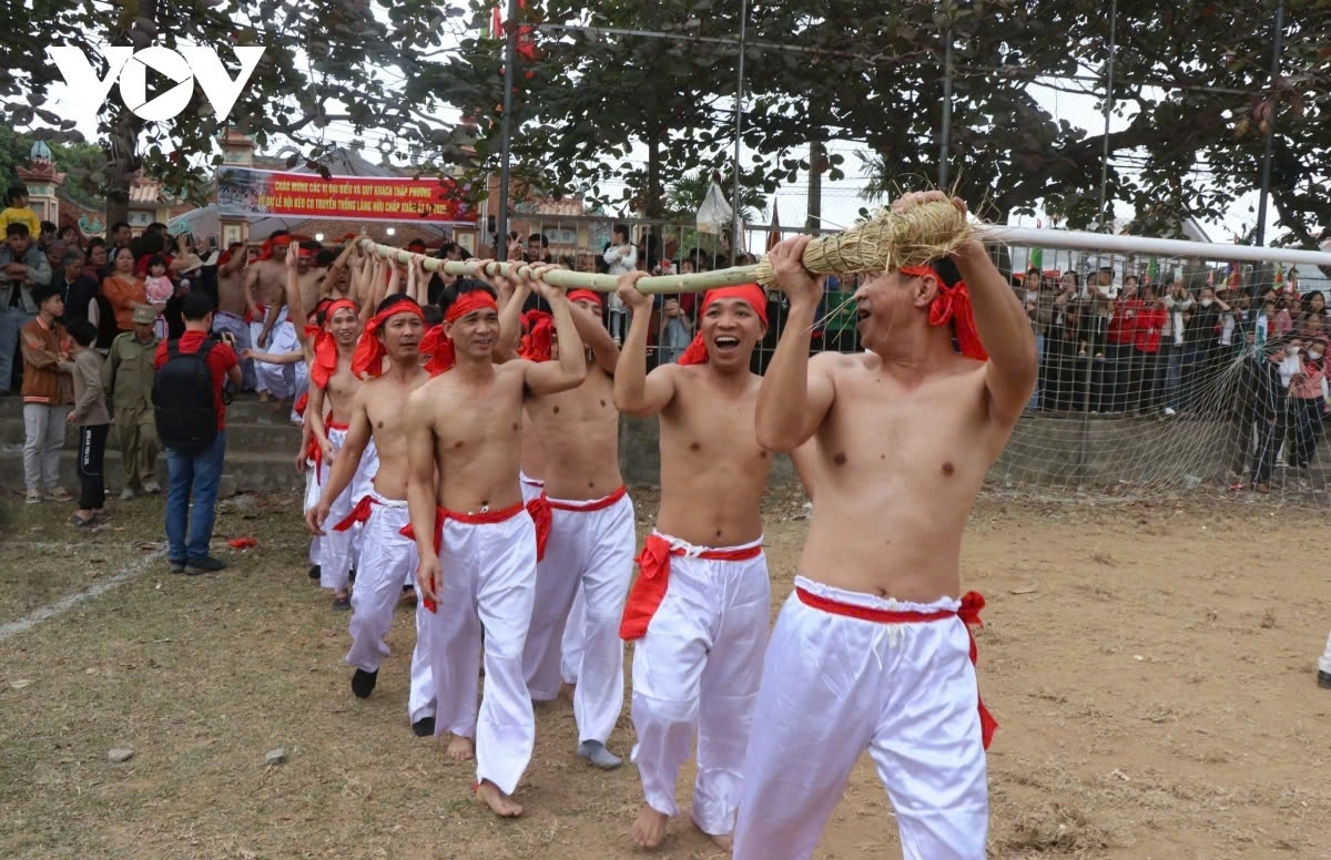 Unlike regular tug-of-war games, where participants pull on a rope, the people of Huu Chap village use two fresh bamboo poles about 25-30 meters long and 5-6 cm in diameter each. This makes the game more challenging due to the bamboo’s stiffness and elasticity.