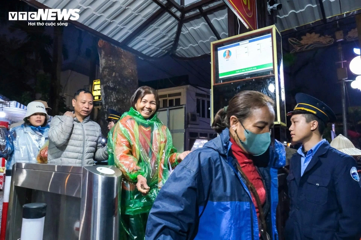 Many people believe that visiting the pagoda brings good luck, peace, prosperity, and especially blessings for love and children.