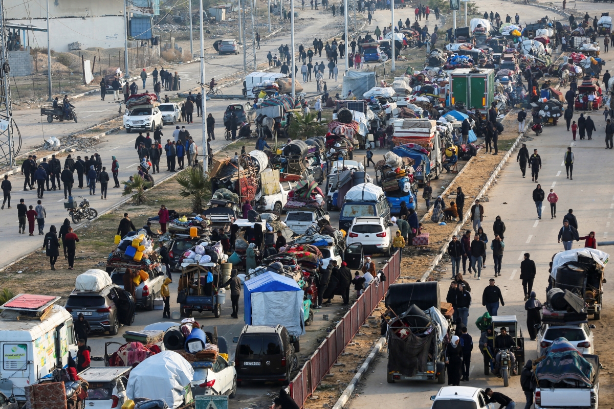 Người dân Palestine chờ đợi để được phép trở về nhà của họ ở phía Bắc dải Gaza. Ảnh: Reuters