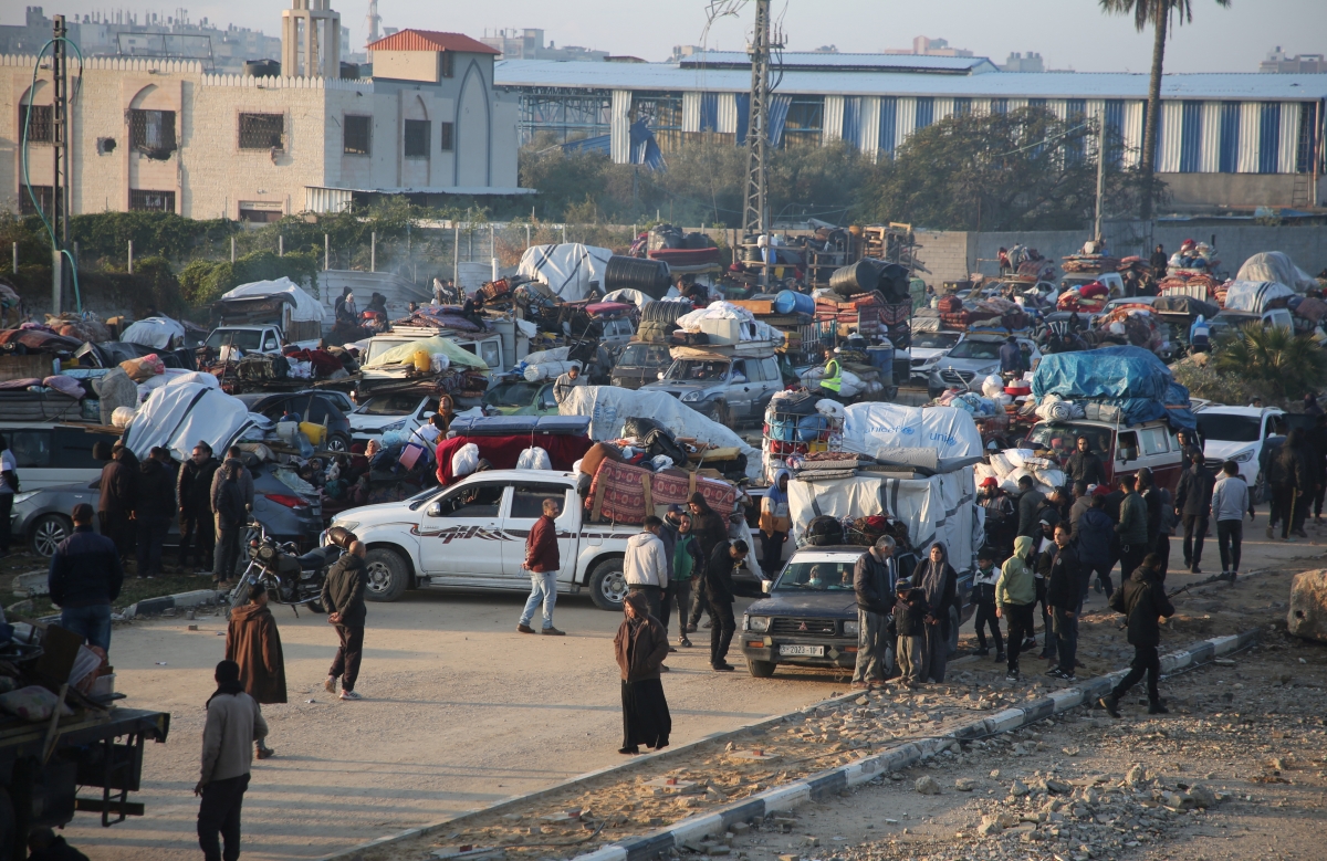 Những người dân Palestine chờ quay trở về nhà ở phía Bắc Gaza. Ảnh: Reuters