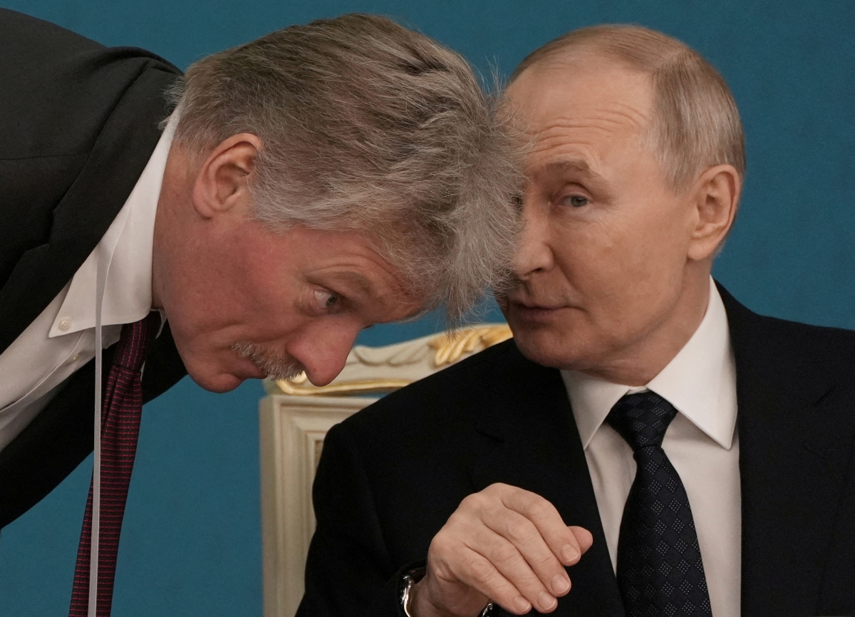 Tổng thống Nga Vladimir Putin trao đổi với Người phát ngôn Điện Kremlin Dmitry Peskov. Ảnh: Reuters