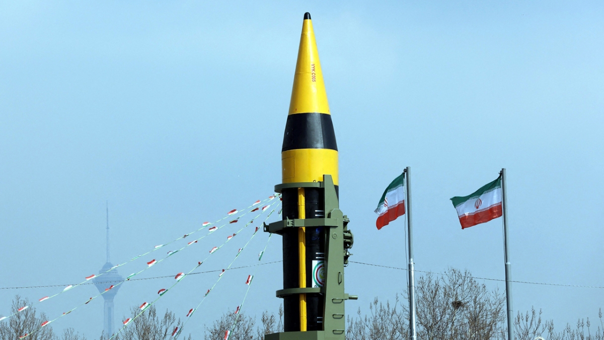 Tên lửa Iran được trưng bày tại Thủ đô Tehran ngày 10/2 nhân dịp kỷ niệm Ngày cách mạng Hồi giáo - Ảnh: Reuters