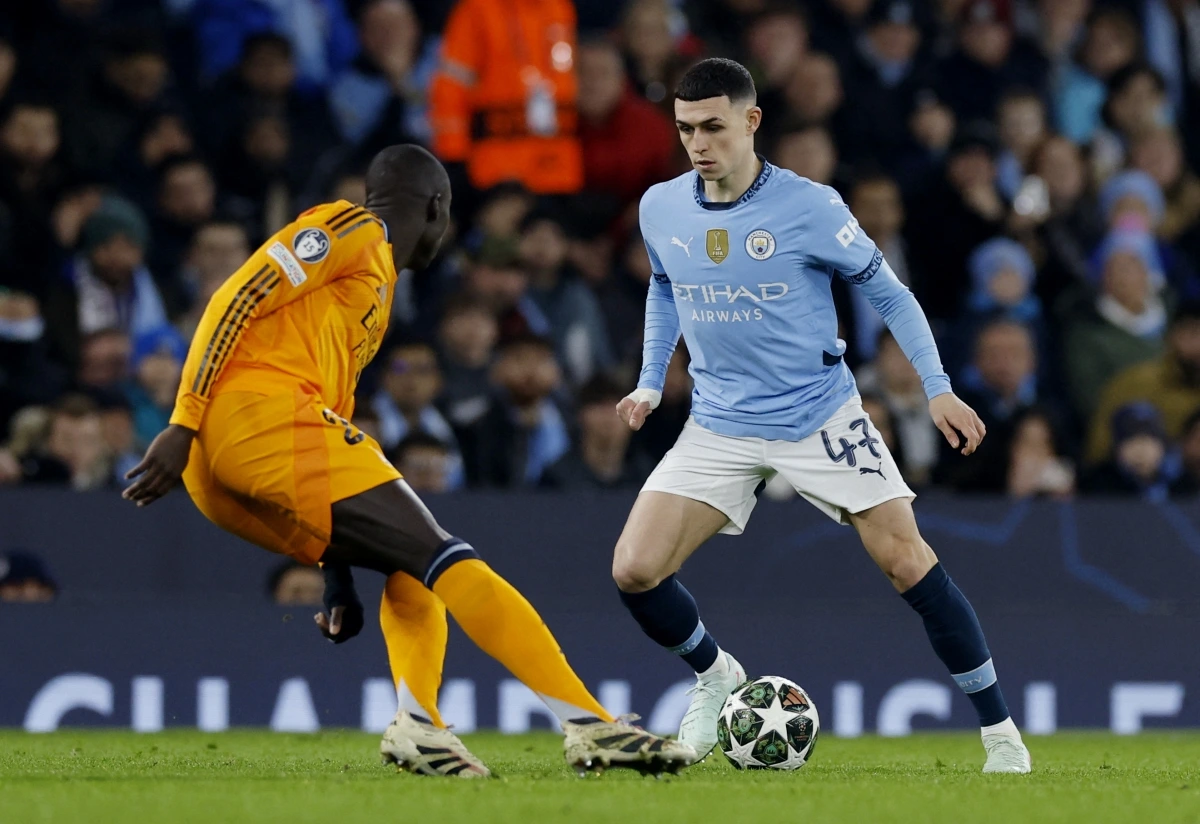 Phil Foden vào sân và đang thi đấu rất tốt (Ảnh: Reuters).