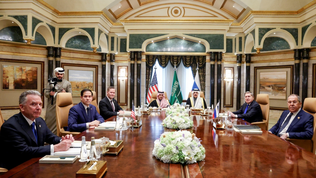 Ngoại trưởng Mỹ Marco Rubio và Ngoại trưởng Nga Sergei Lavrov đàm phán về Ukraine tại Saudi Arabia ngày 18/2/2025. Ảnh: Reuters