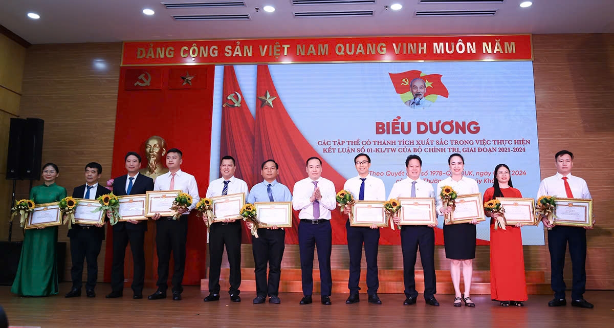 Đồng chí Đỗ Nguyệt Ánh – Bí thư Đảng ủy, Chủ tịch HĐTV EVNNPC vinh dự nhận Bằng khen của Đảng bộ Khối doanh nghiệp Trung ương vì đã có thành tích tiêu biểu, xuất sắc trong học tập và làm theo tư tưởng, đạo đức, phong cách Hồ Chí Minh.