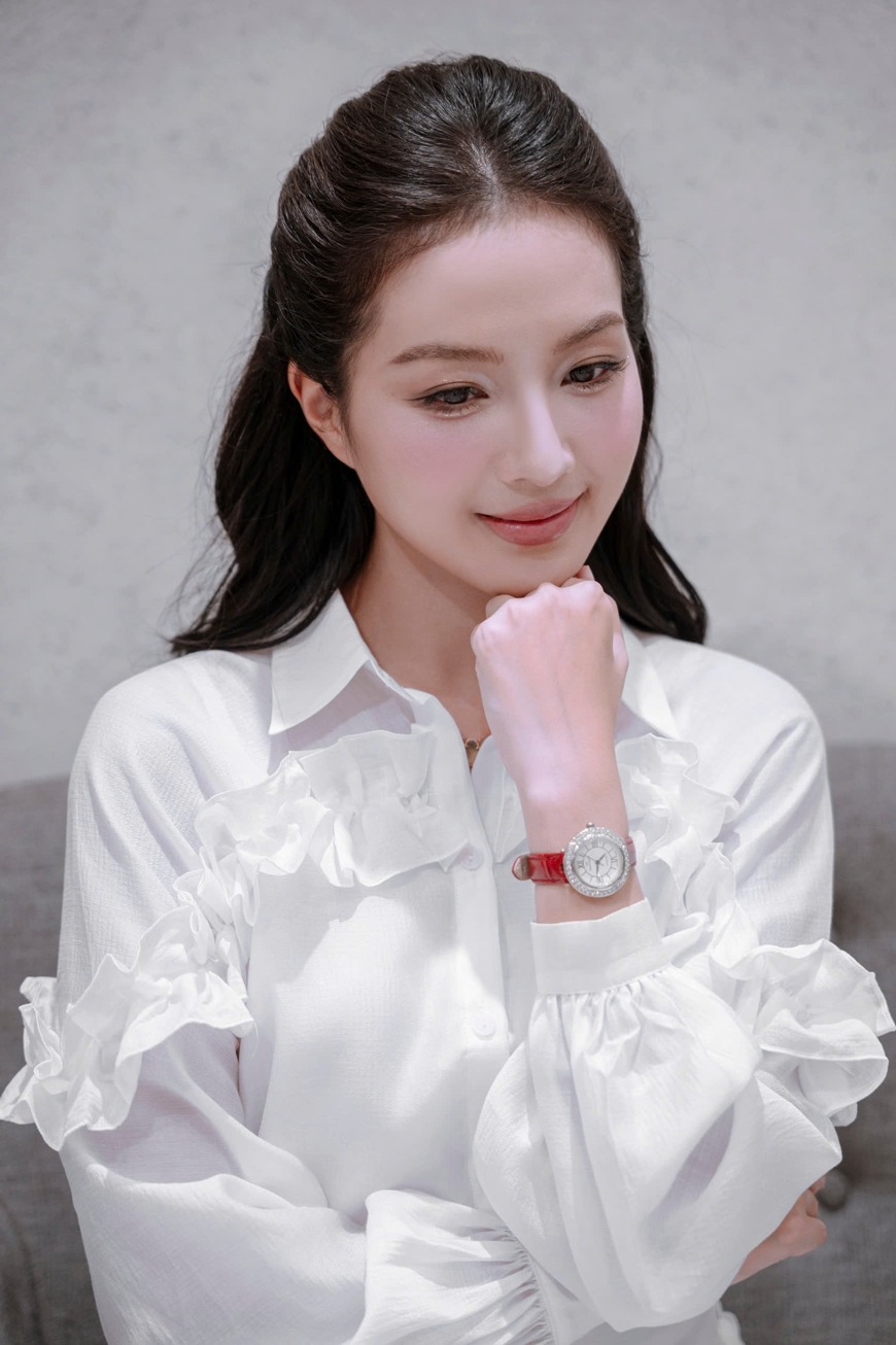 Nữ diễn viên Bích Ngọc trẻ trung trong BST đồng hồ Diamond D