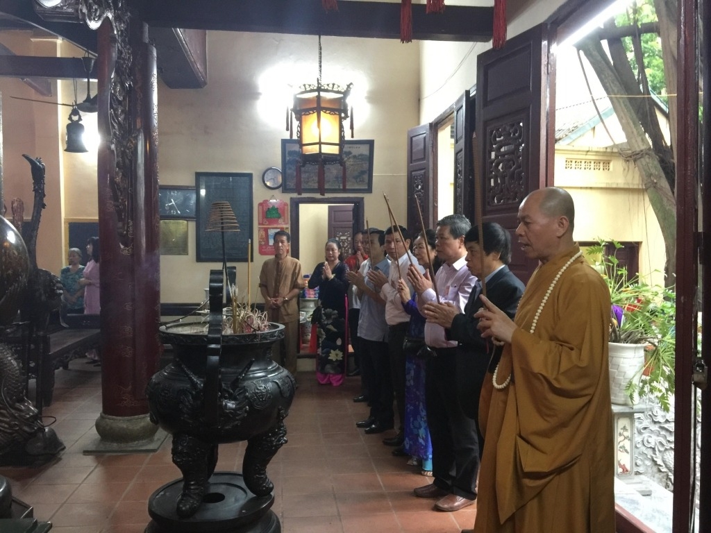 Lễ dâng hương tưởng nhớ tổ nghề làng nghề đúc đồng Ngũ Xã (Ảnh: Kinh tế Đô thị)