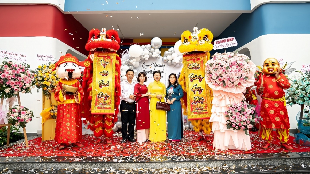 Bà Đặng Thị Kim Oanh (thứ ba từ trái sang) – Chủ tịch HĐQT, Tổng Giám đốc Kim Oanh Group, tham dự Lễ khánh thành trường Mầm non Happy House.
