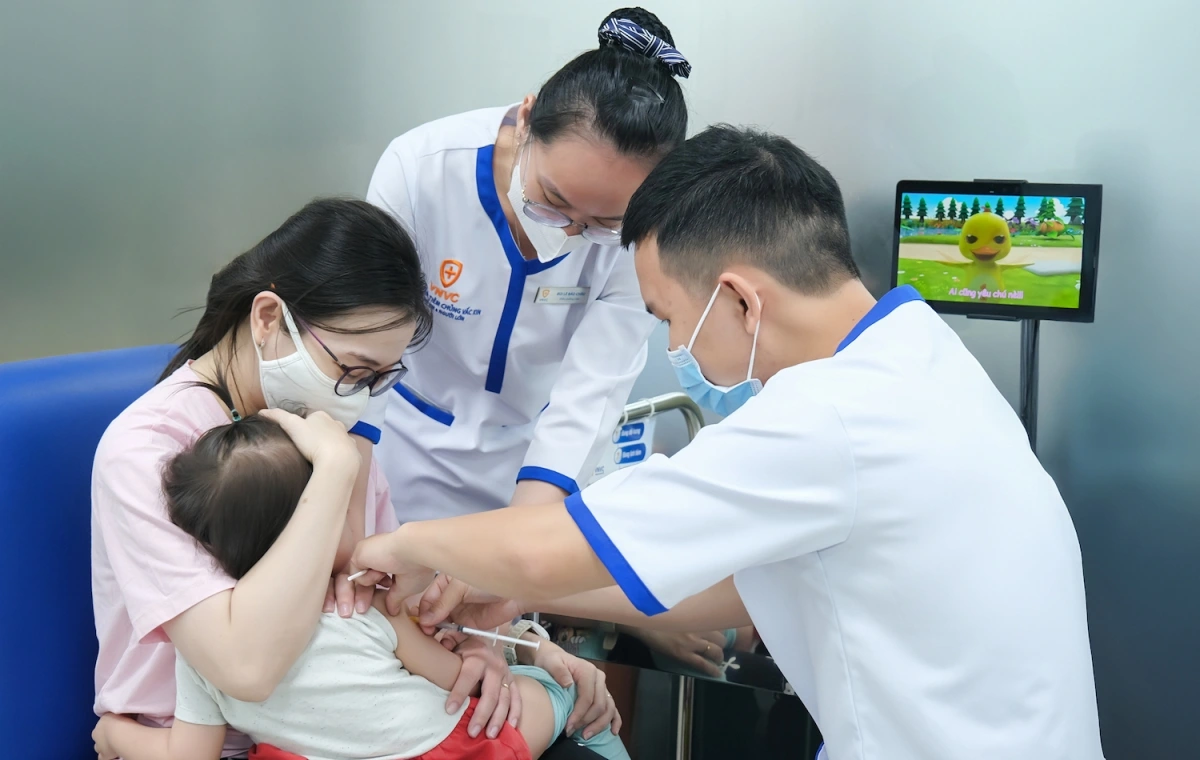 Trẻ nhỏ tiêm vaccine phòng bệnh tại VNVC (Ảnh: Thọ Hoàng)