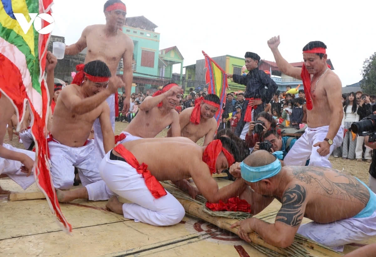 Legend has it that, the people of Huu Chap village were once renowned for their expertise in log pulling along the rivers, earning the trust and respect of wood-hauling guilds in the region. This deep connection to their trade is believed to have inspired the village’s bamboo tug-of-war ritual.