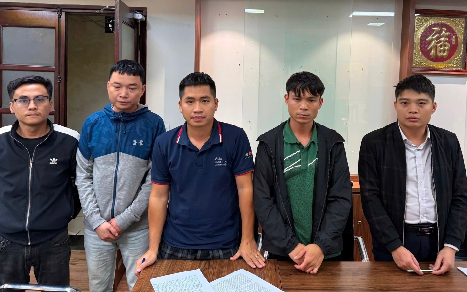 Nhóm "thổi giá đất" sau khi bị bắt.