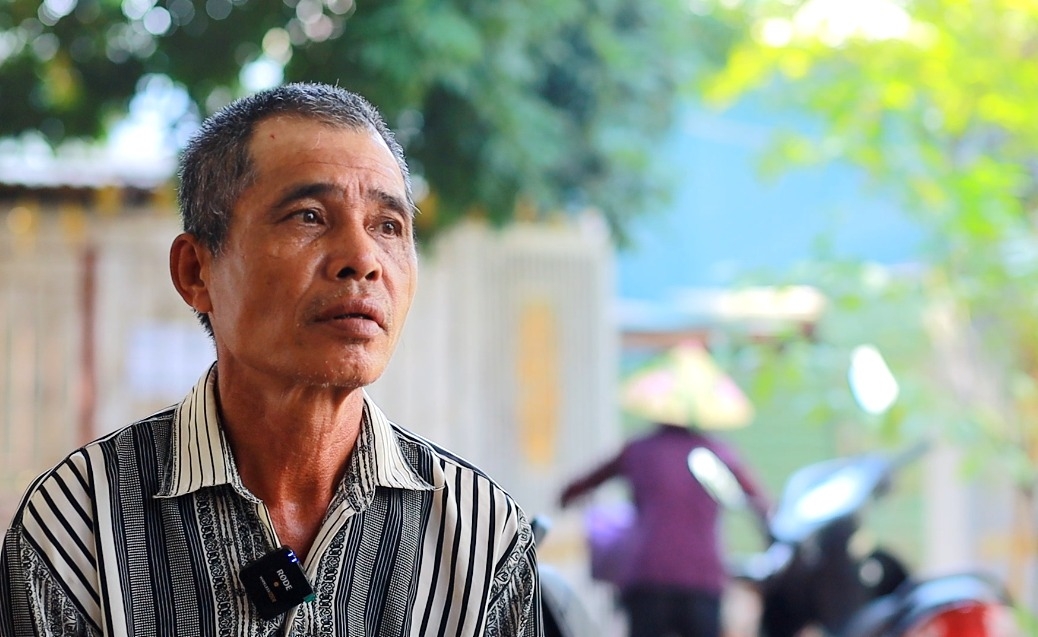 Ông Chử Sơn Hải phản bác ý kiến của xã. Theo ông, chỉ đến khi dồn điền đổi thửa, xã gọi ra làm sổ đỏ mới, các hộ dân mới ngã ngửa khi đất nông nghiệp cho thuê quyền sử dụng đã không còn