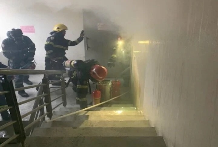 Cảnh sát hướng dẫn đưa được gần 30 người di chuyển lên tầng mái và theo lối cầu thang bộ đến khu vực an toàn.