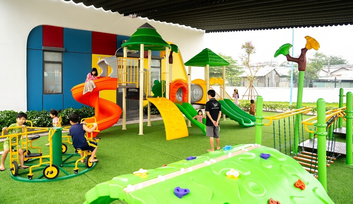 Sân chơi ngoài trời có mai che di động và thiết kế an toàn cho trẻ nhỏ.
