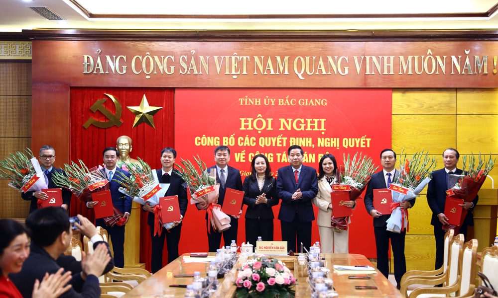 Bí thư Tỉnh uỷ Bắc Giang Nguyễn Văn Gấu và Chủ tịch HĐND tỉnh Bắc Giang Nguyễn Thị Hương trao quyết định, tặng hoa chúc mừng các đồng chí được chuẩn y, luân chuyển, bổ nhiệm