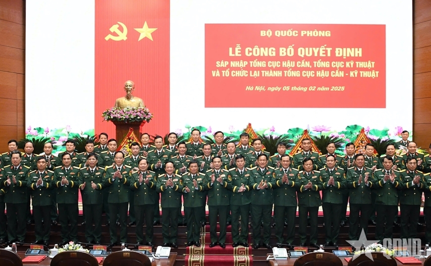 Bộ trưởng Phan Văn Giang và các đồng chí lãnh đạo Bộ Quốc phòng cùng các đại biểu tại buổi lễ.