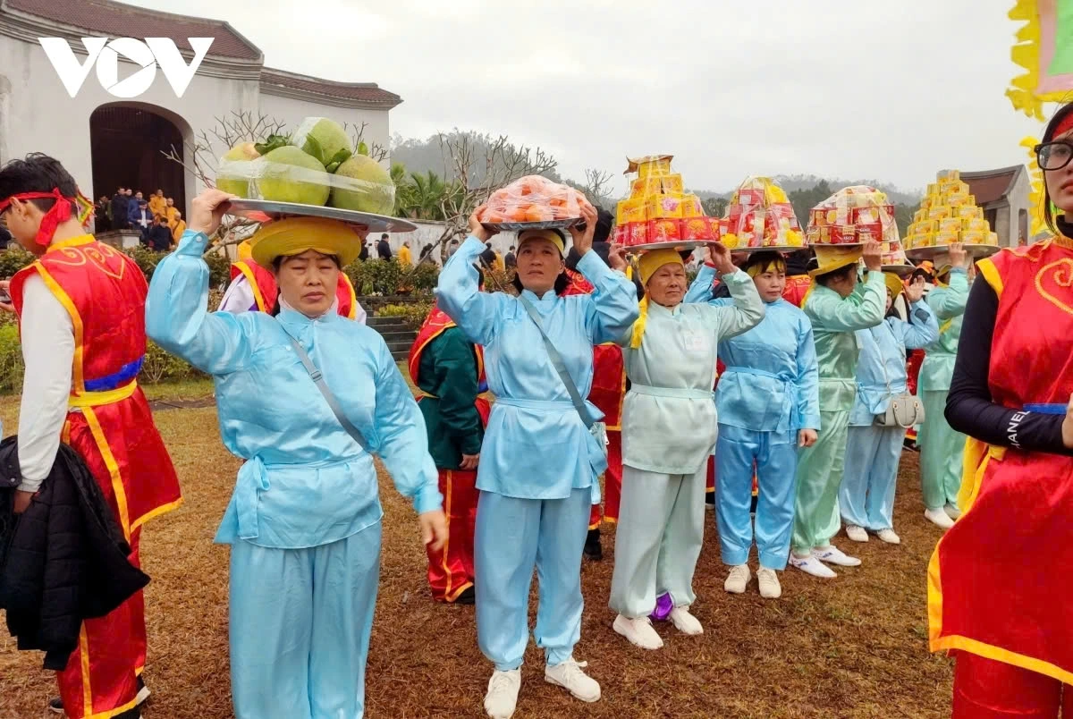 According to Venerable Thich Dao Hien, deputy head of the Executive Board and general secretary of the Vietnam Buddhist Sangha of Quang Ninh province, this year, the organizing board has revived the traditional ritual of bringing offerings from the people and localities to the Buddha King Tran Nhan Tong, in order to serve the public's sincere prayer needs.