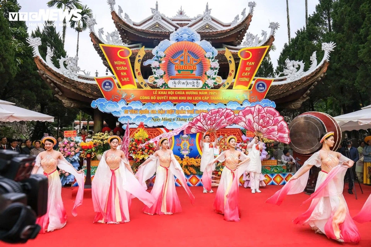 The pagoda is located in the Huong Son (Perfume Mountain) Complex, offering stunning landscapes with majestic mountains and the serene Yen Stream.
