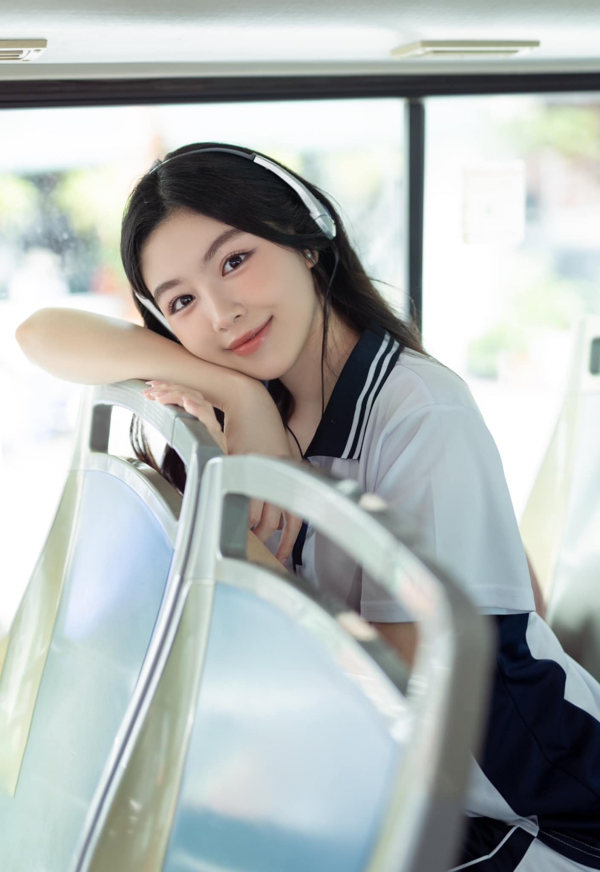 Với khuôn mặt khả ái, Lọ Lem được nhiều nhãn hàng mời làm người mẫu quảng cáo. Cô cũng thường xuyên xuất hiện trong các sự kiện, chương trình cùng bố mẹ với hình ảnh thân thiện, gần gũi.