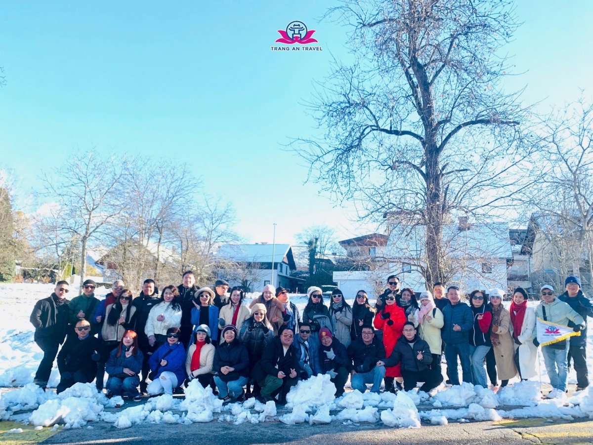 Đoàn du khách Tràng An Travel trong tour châu Âu thăm Slovenia