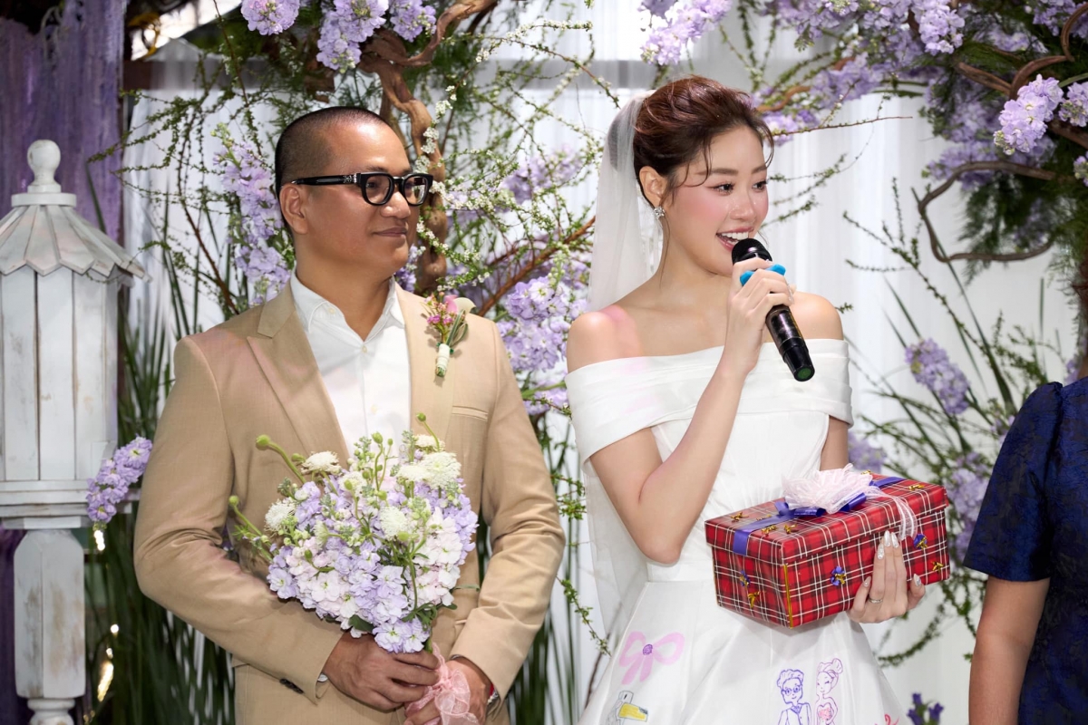 Khánh Vân chia sẻ cô cảm nhận ông xã đã cởi mở và bớt rụt rè hơn sau khi kết hôn. Cô cảm thấy cuộc sống thoải mái, không áp lực vì có ông xã chiều chuộng và nhường nhịn.