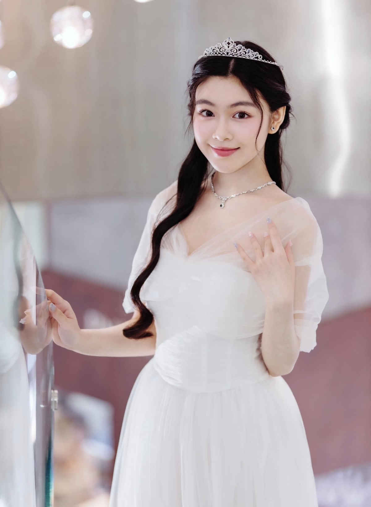 Lọ Lem còn gây chú ý khi chia sẻ video tổng kết hành trình trưởng thành trước tuổi 19. Trong video, cô thẳng thắn đối mặt với những bình luận tiêu cực từ cộng đồng mạng như: "Lọ Lem là bình hoa di động", "Chẳng có giá trị gì"... Cô liệt kê những thành tích đạt được từ nhỏ đến lớn, khẳng định nỗ lực của bản thân không như những lời nhận xét trên. Lọ Lem tiết lộ đã kiếm được tiền từ năm 3 tuổi và có những thành tựu khiến bố mẹ tự hào trên con đường học vấn.