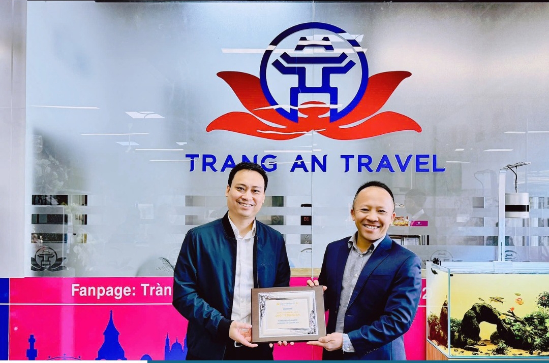 Lãnh đạo Hãng hàng không Vietnam Airlines vinh danh Tràng An Travel