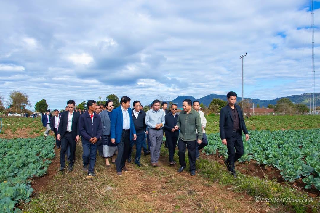 Tổng Bí thư, Chủ tịch nước Thongloun Sisoulith thị sát công tác tổ chức sản xuất nông-lâm nghiệp (Ảnh: Đài phát thanh Quốc gia Lào)