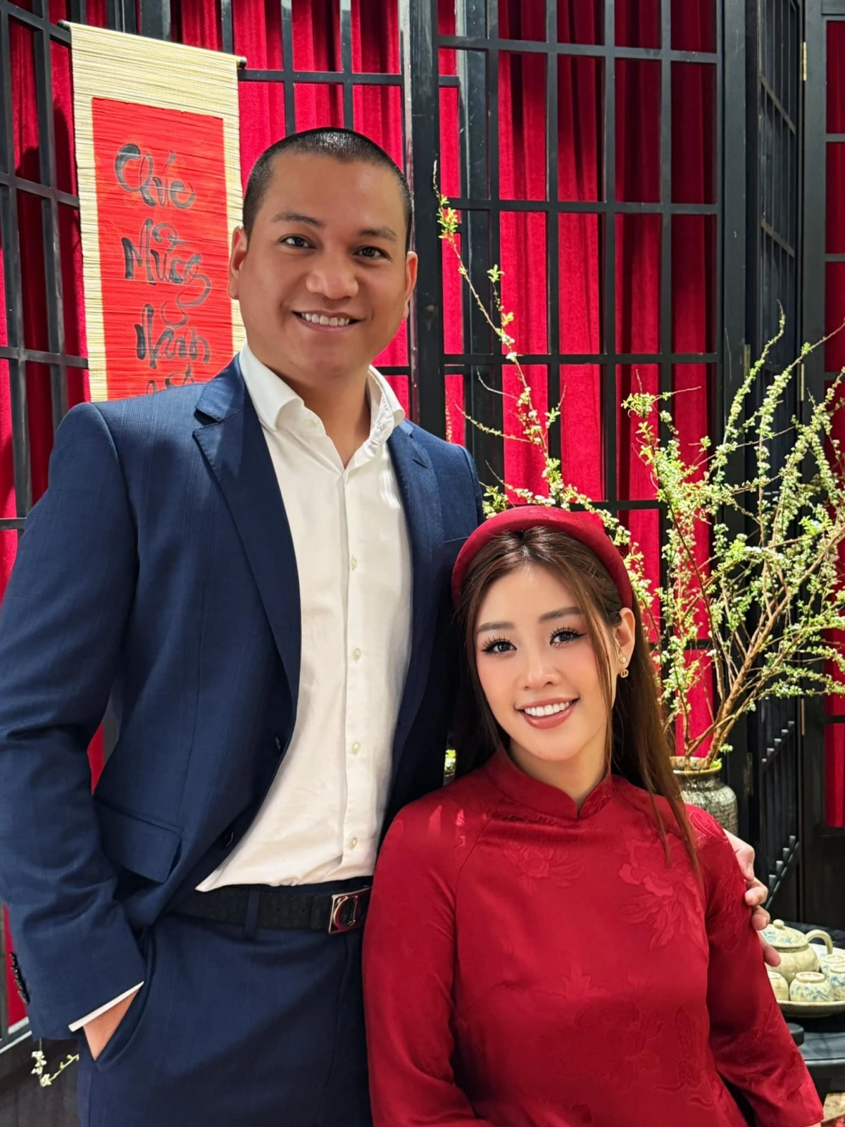 Trong dịp Tết Ất Tỵ vừa qua, nàng hậu và chồng cùng nhau sum vầy bên gia đình và người thân, tạo nên những khoảnh khắc ấm áp và ý nghĩa. Khánh Vân chia sẻ rằng, so với những năm trước, Tết năm nay đặc biệt hơn khi có chồng bên cạnh. Việc dọn dẹp và trang trí nhà cửa cũng trở nên nhẹ nhàng hơn khi cả hai cùng nhau chia sẻ công việc.