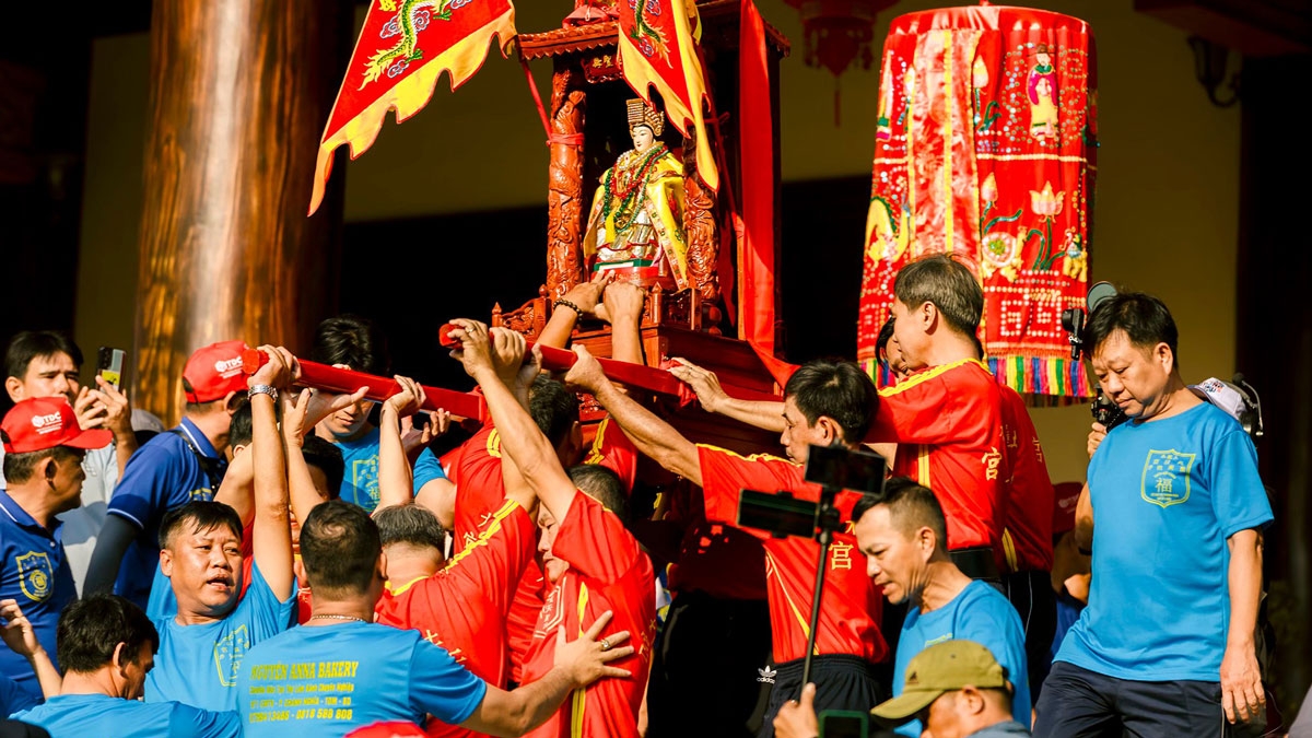 Lễ hội ở Bình Dương đông nhất thời điểm rước kiệu Bà vào chiều 15 tháng Giêng (ảnh: ĐC)