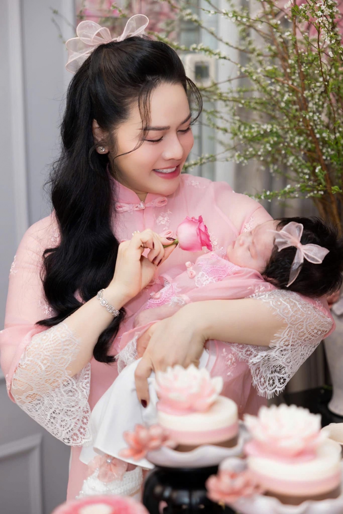 Nhật Kim Anh sinh con gái Julia bằng phương pháp sinh mổ vào tháng 1. Diễn viên vừa có năm đầu đón Tết Nguyên đán bên hai con Tin và Julia. Mới đây, cô làm tiệc đầy tháng cho con gái ở biệt thự sân vườn. Nhật Kim Anh chia sẻ sau một tháng ở cữ cô mới được ra ngoài, gặp gỡ mọi người nên rất vui, cảm thấy tràn đầy năng lượng.