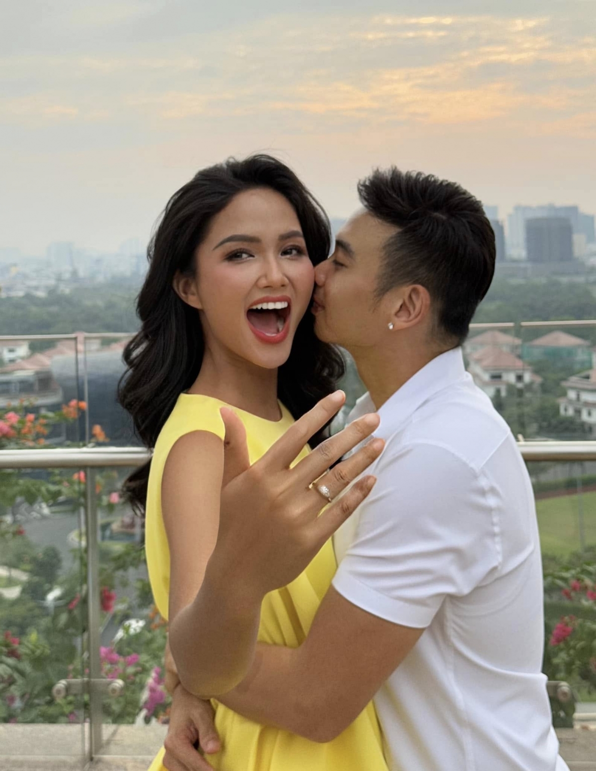 Trưa nay (11/2), Hoa hậu H'Hen Niê khoe ảnh đeo nhẫn ở ngón áp út, được bạn trai cầu hôn. Người đẹp bày tỏ: "Cảm ơn anh! Như lời anh nói: Vì em là duy nhất. Anh là duy nhất của Hen". Theo hoa hậu, đây là khoảnh khắc đánh dấu hành trình mới của cô và người yêu. Đây cũng là cột mốc khẳng định sự nghiêm túc của cả hai trong mối quan hệ tình cảm. 