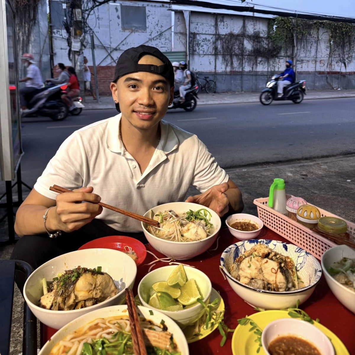 Tuấn Khôi đăng ảnh đi ăn cùng H'Hen Niê và bố cô (Ảnh: FBNV)