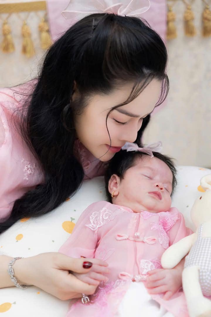 Cuộc sống của Nhật Kim Anh thay đổi khá nhiều sau khi sinh con thứ hai. "Cuộc sống trước đây mình đã quen với những buổi chạy show, đi quay phim cả tháng trời hoặc tất bật họp hành trên công ty. Bây giờ mình bắt đầu với những ngày tháng thay đổi khi có Julia. Mình bắt đầu cảm thấy trân trọng những khoảng khắc ấy và nằm ngắm em suốt đêm", nữ ca sĩ chia sẻ trên trang cá nhân.