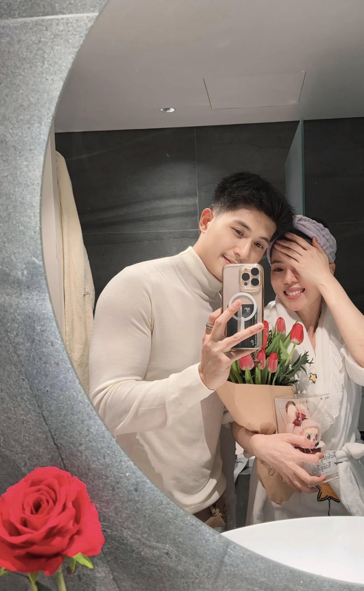 Lệ Quyên đón Valentine ấm cúng bên tình trẻ Lâm Bảo Châu. “Bước sang ngày Valentine. Đi hát về, vừa tẩy trang xong thì đc tặng quà. Ùa vào bất ngờ thì thích, nhưng sao không tặng lúc chưa rửa mặt nhỉ. Valentine của Quyên đây”.