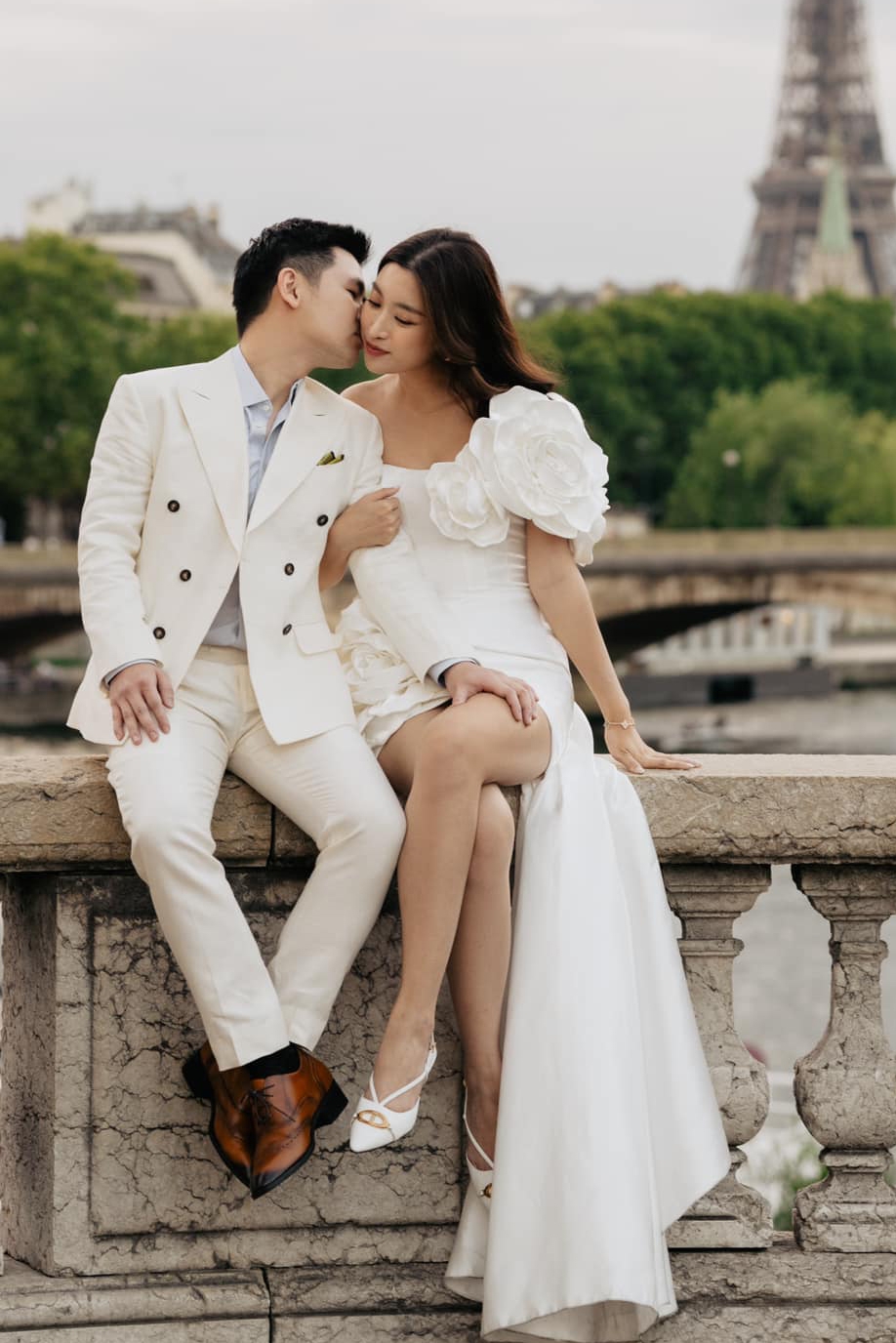 Chủ tịch Đỗ Vinh Quang đăng hình tình tứ cùng bà xã Đỗ Mỹ Linh và nói lời yêu ngọt ngào với cô nhân dịp Valentine. Doanh nhân bày tỏ với vợ: "Dù cho tận thế, anh yêu em, luôn yêu em". Anh đồng thời chúc mừng bà xã dịp Lễ Tình nhân với dòng chữ "Happy Valentine".