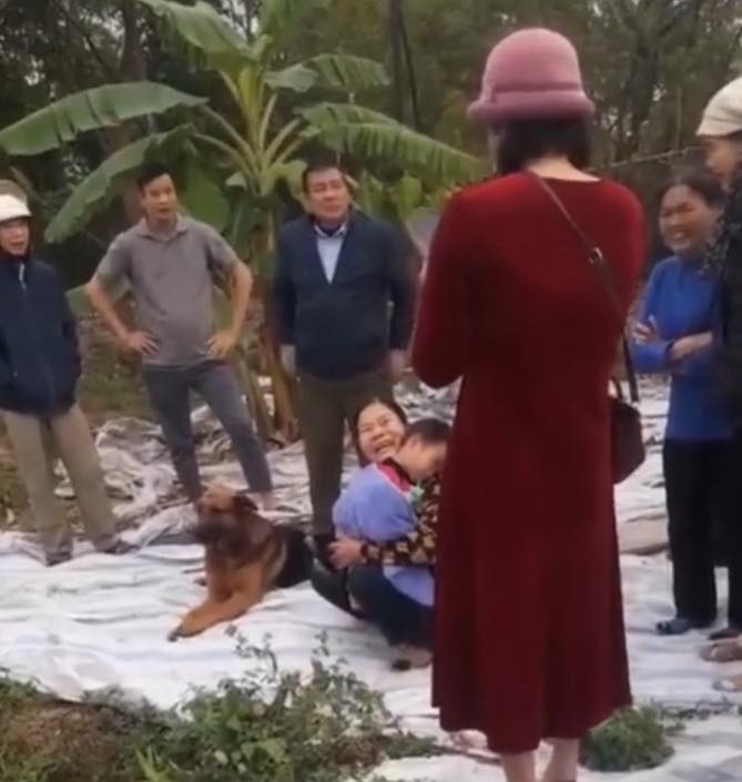 Nhiều người dân tìm thấy cậu bé và em nhỏ ở cạnh bờ sông