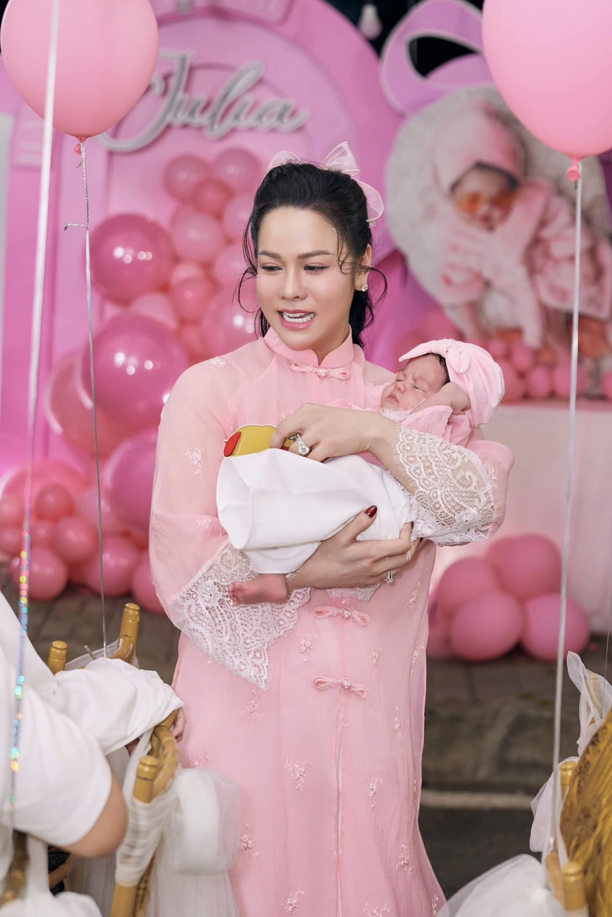 Vào giữa tháng 12/2024, Nhật Kim Anh bất ngờ thông báo cô mang thai lần hai bằng phương pháp thụ tinh trong ống nghiệm (IVF). Suốt 9 tháng mang thai, nữ nghệ sĩ giữ kín thông tin để đảm bảo mọi việc diễn ra suôn sẻ trước khi chia sẻ tin vui với công chúng. Hiện nữ diễn viên giấu kín danh tính cha của con gái.