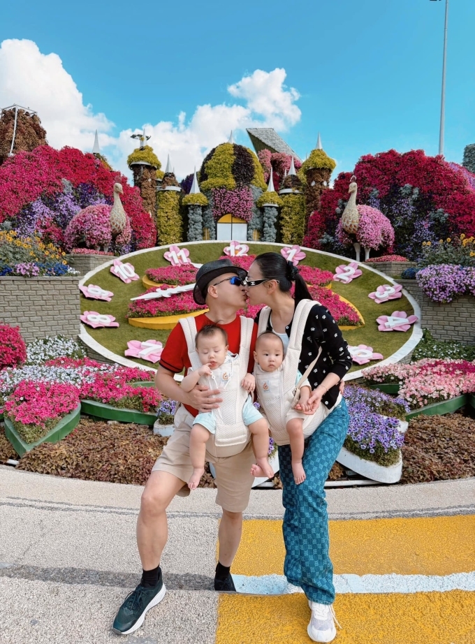 Phương Oanh đăng khoảnh khắc “khóa môi” tình tứ Shark Bình khi cả hai địu con để mừng Valentine. Bức ảnh được gia đình diễn viên chụp trong chuyến du xuân vừa qua. Cả hai dành cho nhau nụ hôn ngọt ngào tại một công viên ở Dubai.