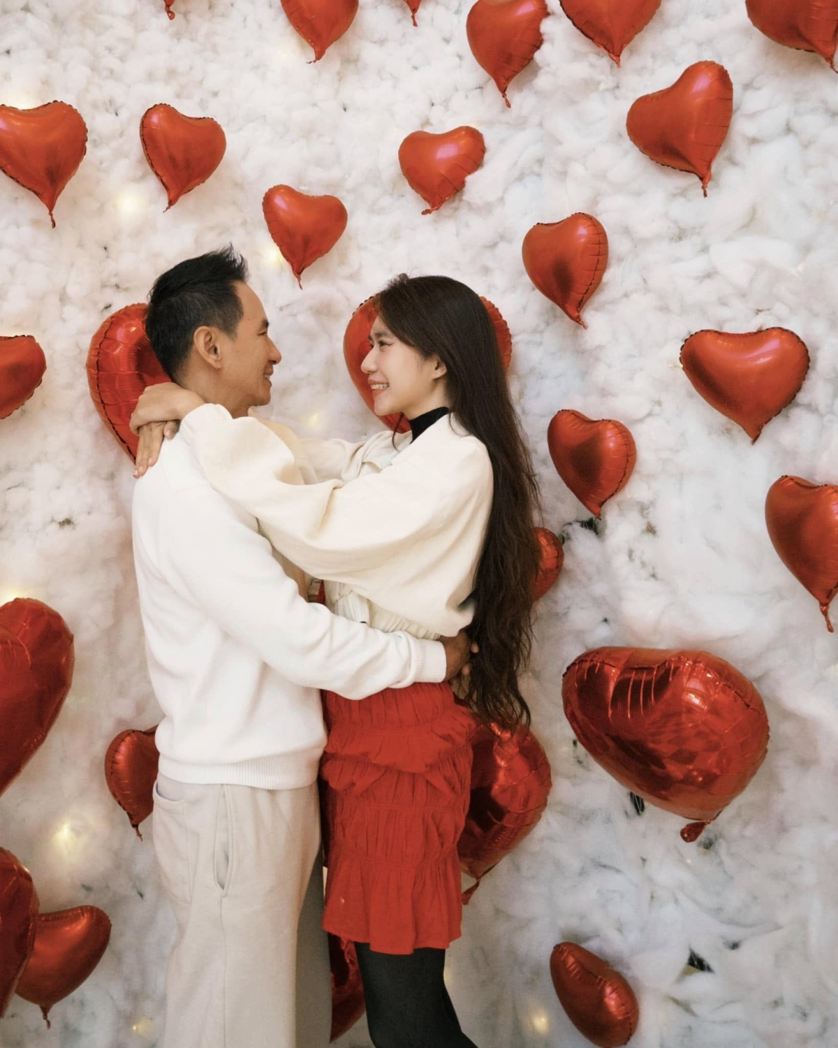 “Yêu nhau 10 năm, 30 năm, 60 năm... bao lâu cũng được, miễn luôn như mới yêu hôm qua là được”, vợ chồng Lý Hải – Minh Hà đón Lễ Tình nhân với bộ ảnh ngọt ngào.