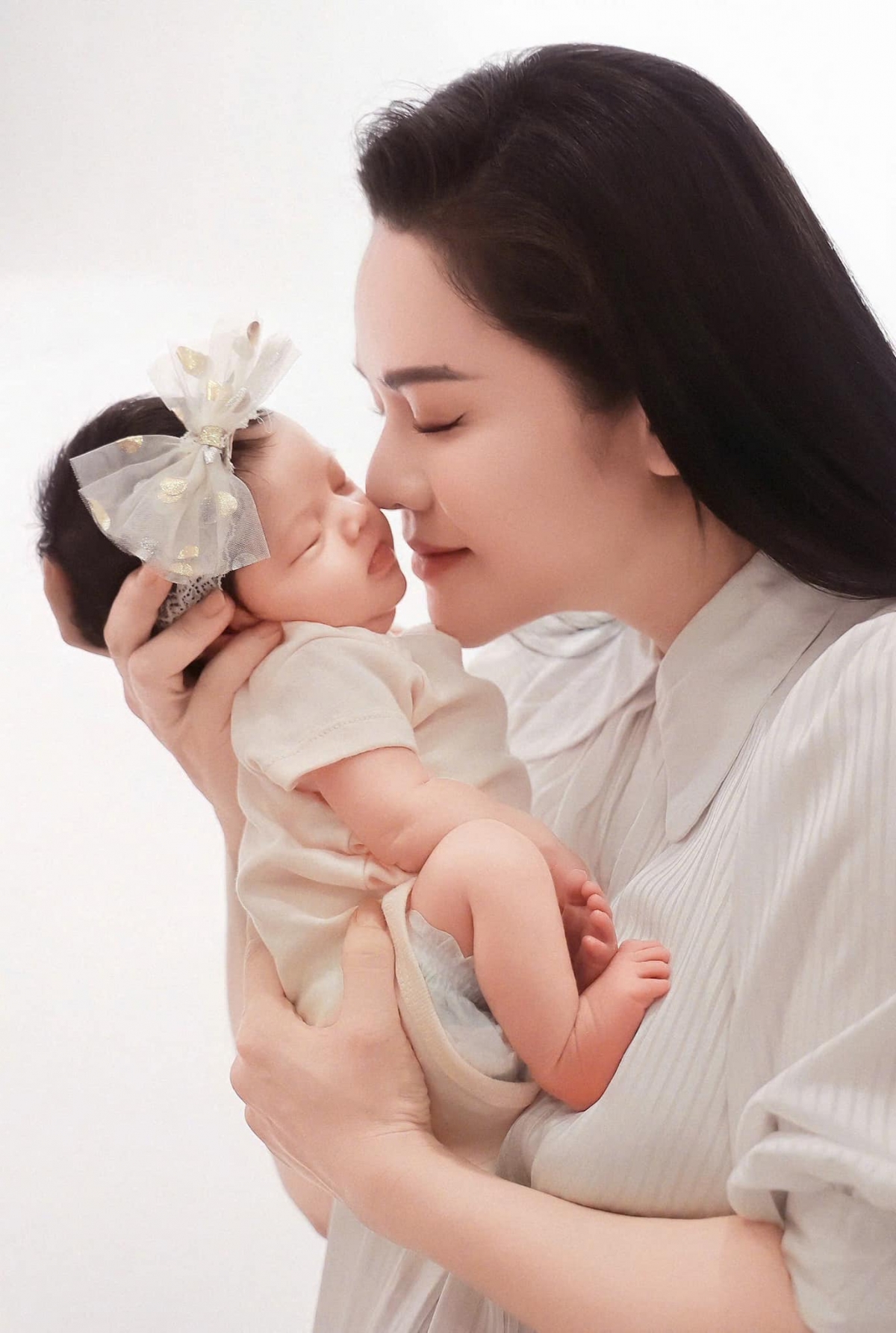 Nhật Kim Anh sinh năm 1985, từng tham gia các phim "Long thành cầm giả ca", "Gieo gió", "39 độ yêu", "Cạm bẫy - hơi thở của quỷ". Ngoài đóng phim, cô theo đuổi ca hát, nổi tiếng với album "Lâu đài cát". Cô là giám khảo trẻ nhất trong Liên hoan phim Việt Nam 2017. Nhật Kim Anh từng kết hôn với doanh nhân Bửu Lộc và ly hôn năm 2017. Hai người có một con trai chung là Bửu Long (tên thân mật là Tin).